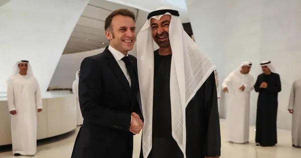 Francja na rozdrożu: Macron, polityczny impas i wyzwania 2025 roku Cover